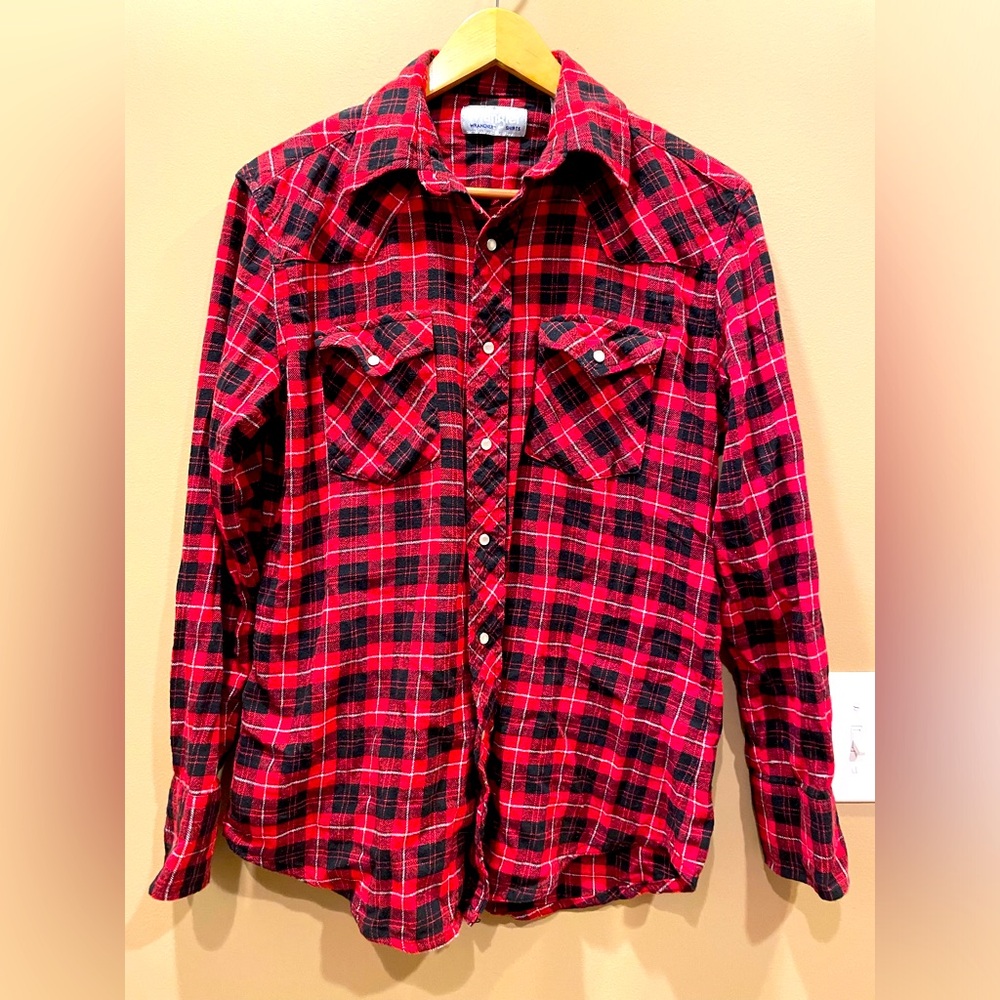 Wrangler Wrancher black and red plaid button down with pearl snap buttons M